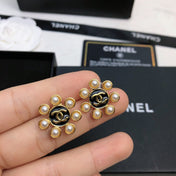 CHANEL 26S DOUBLE C LOGO PEARL HALO STUD EARRINGS IN BLACK ENAMEL & GOLD METAL 633332