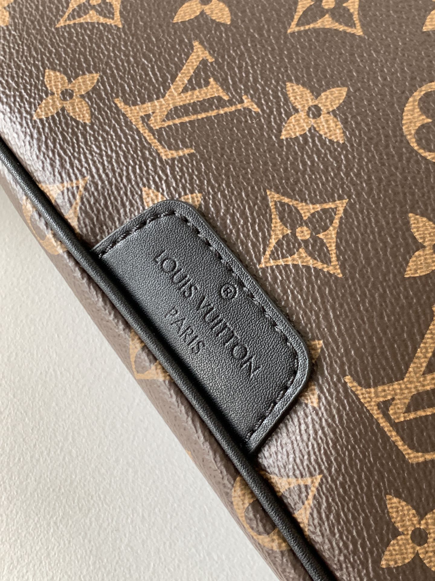 LV 25S DISCOVERY BUMBAG 47 IN BROWN AND BLACK EMBOSSED MONOGRAM ECLIPSE CALFSKIN