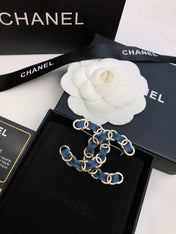 DOUBLE C BROOCH IN GOLD METAL WITH BLUE DENIM THREADED CHAIN