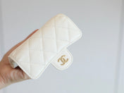 CC FLAP CARD HOLDER 11.3 WHITE GRAINED CALFSKIN GOLD ICON