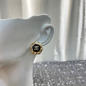 CHANEL 26S DOUBLE C LOGO TWISTED FRAME BLACK ENAMEL STUD EARRINGS IN GOLD METAL 633338