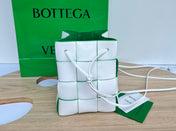 SMALL CASSETTE BUCKET 18 IN WHITE AND GREEN LINING CALFSKIN