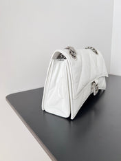 CRUSH CHAINED BAG 25 IN WHITE QUILTED CRUSHED CALFSKIN SILVER HARDWARE