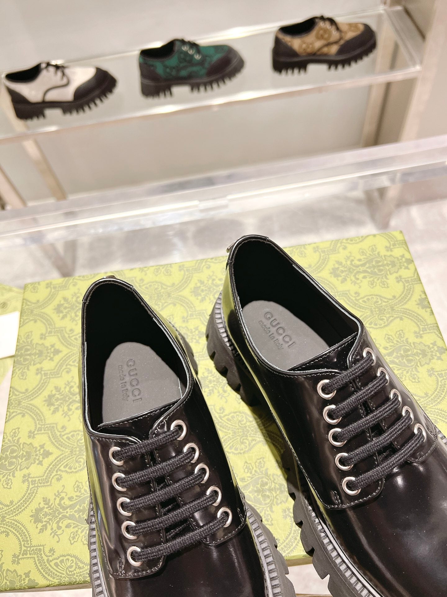 GUCCI 26S LACE-UP SHOES IN BLACK CALFSKIN