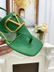 THONG SANDALS IN EMERALD GREEN CALFSKIN WITH GOLD LOGO