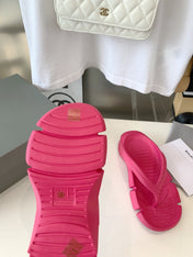 THONG SANDALS IN CABARET PINK RUBBER