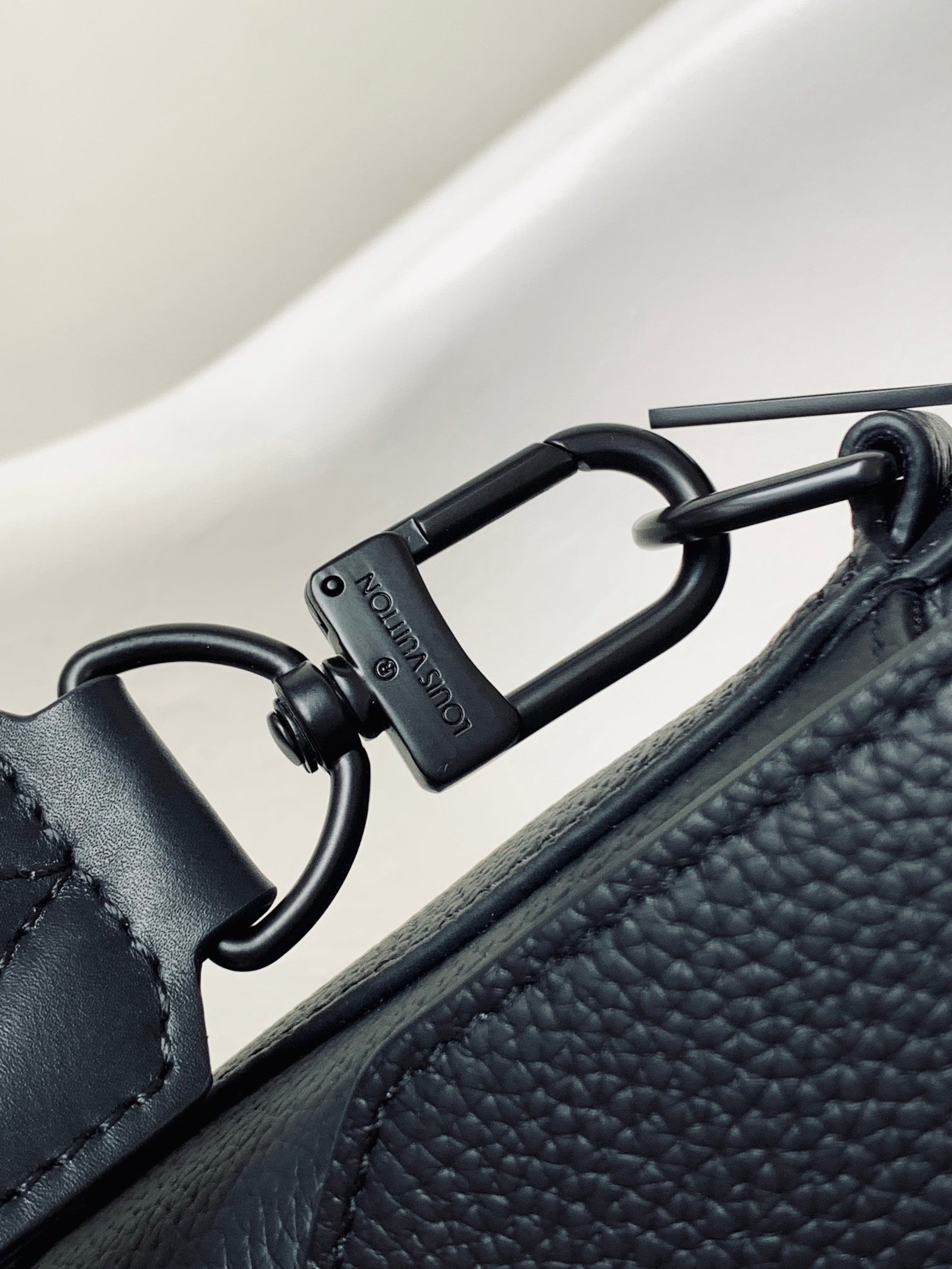LV 25S FASTLINE MESSENGER BAG 23 IN BLACK CALFSKIN