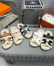 CHYPRE SLIPPERS IN BEIGE LAMB WOOL AND WHITE CALFSKIN