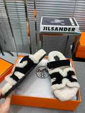 CHYPRE SLIPPERS IN BEIGE LAMB WOOL AND BLACK SUEDE