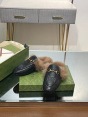 HORSEBIT MULE IN BLACK EMBOSSED CALFSKIN AND LAMB WOOL LINING
