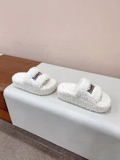 THICK-SOLED SLIPPERS IN WHITE WOOL