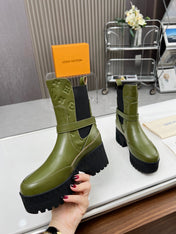 LAUREATE PLATFORM DESERT BOOT IN DARK OLIVE GREEN CALFSKIN