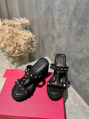 ROCKSTUD LAMINATED NAPPA WEDGE SANDAL 100 MM BLACK
