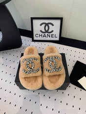 THICK-SOLED SLIPPERS IN BRIGHT CREAM SHEEP WOOL