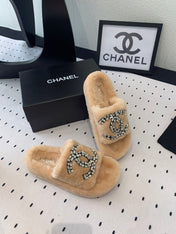 THICK-SOLED SLIPPERS IN BRIGHT CREAM SHEEP WOOL