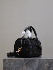 MEDIUM GROOVE BAG 20 IN BLACK MACROCANNAGE CALFSKIN WITH GOLD HARDWARE
