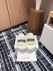 THICK-SOLE SLIPPERS WHITE CREAM SHEARLING WITH EMBROIDERED LOGO