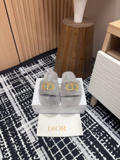 THICK-SOLE SLIPPER IN PALE GRAY FLEECE WITH GOLD LOGO