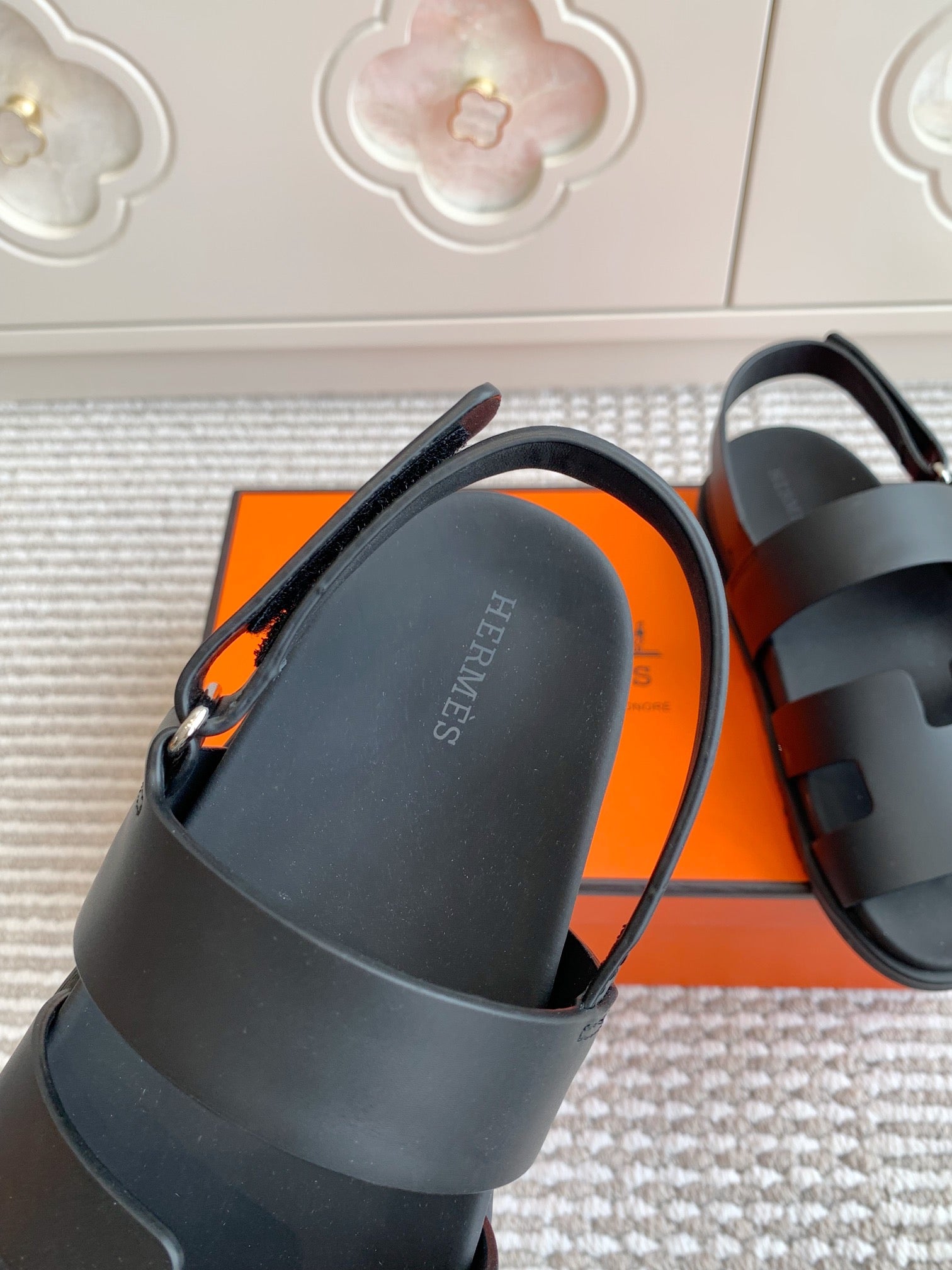 HM 26S CHYPRE SANDAL WITH BACK STRAP IN BLACK CALFSKIN