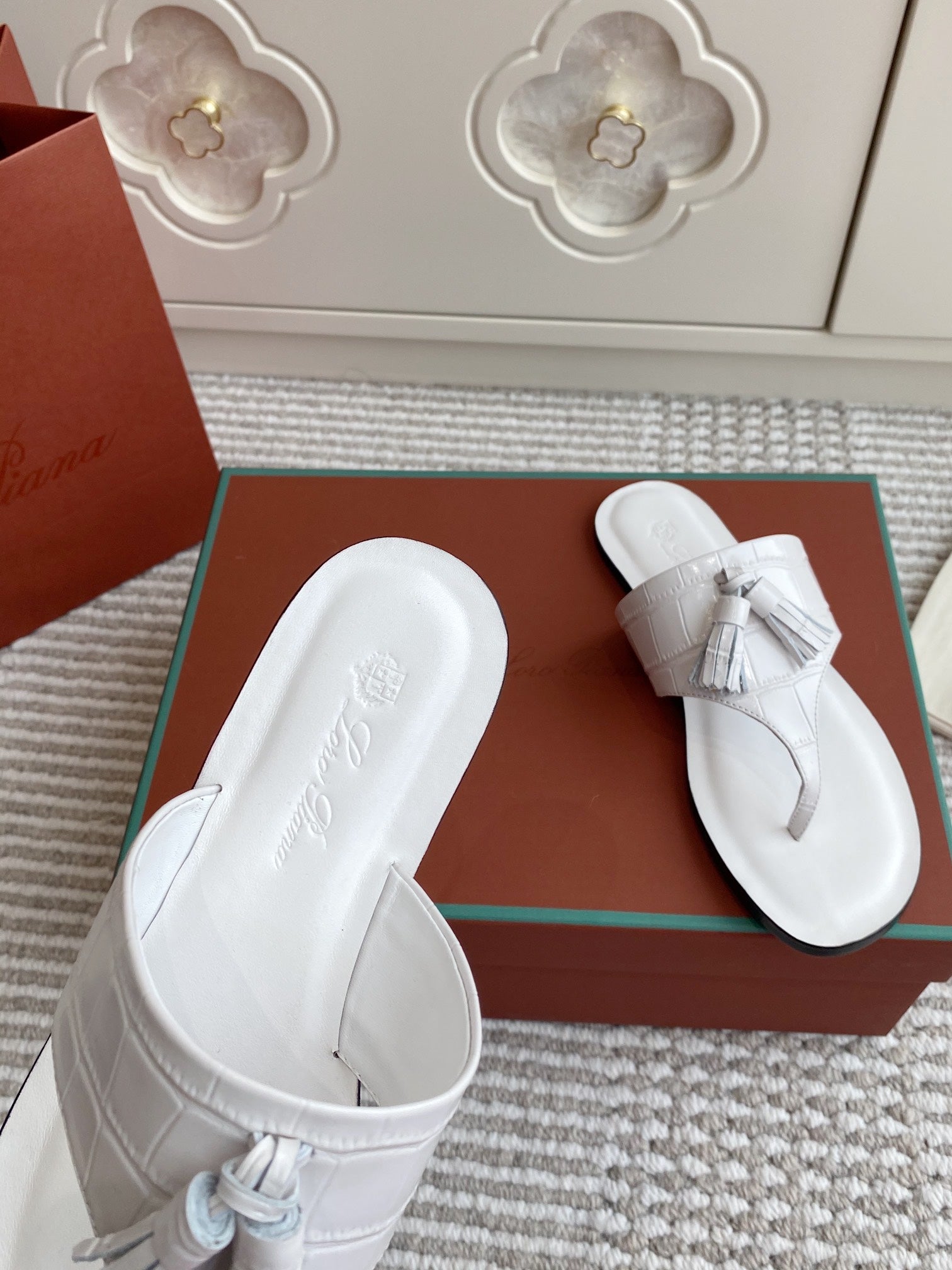 FLIP FLOPS IN WHITE LAMBSKIN SNAKE EMBOSSING
