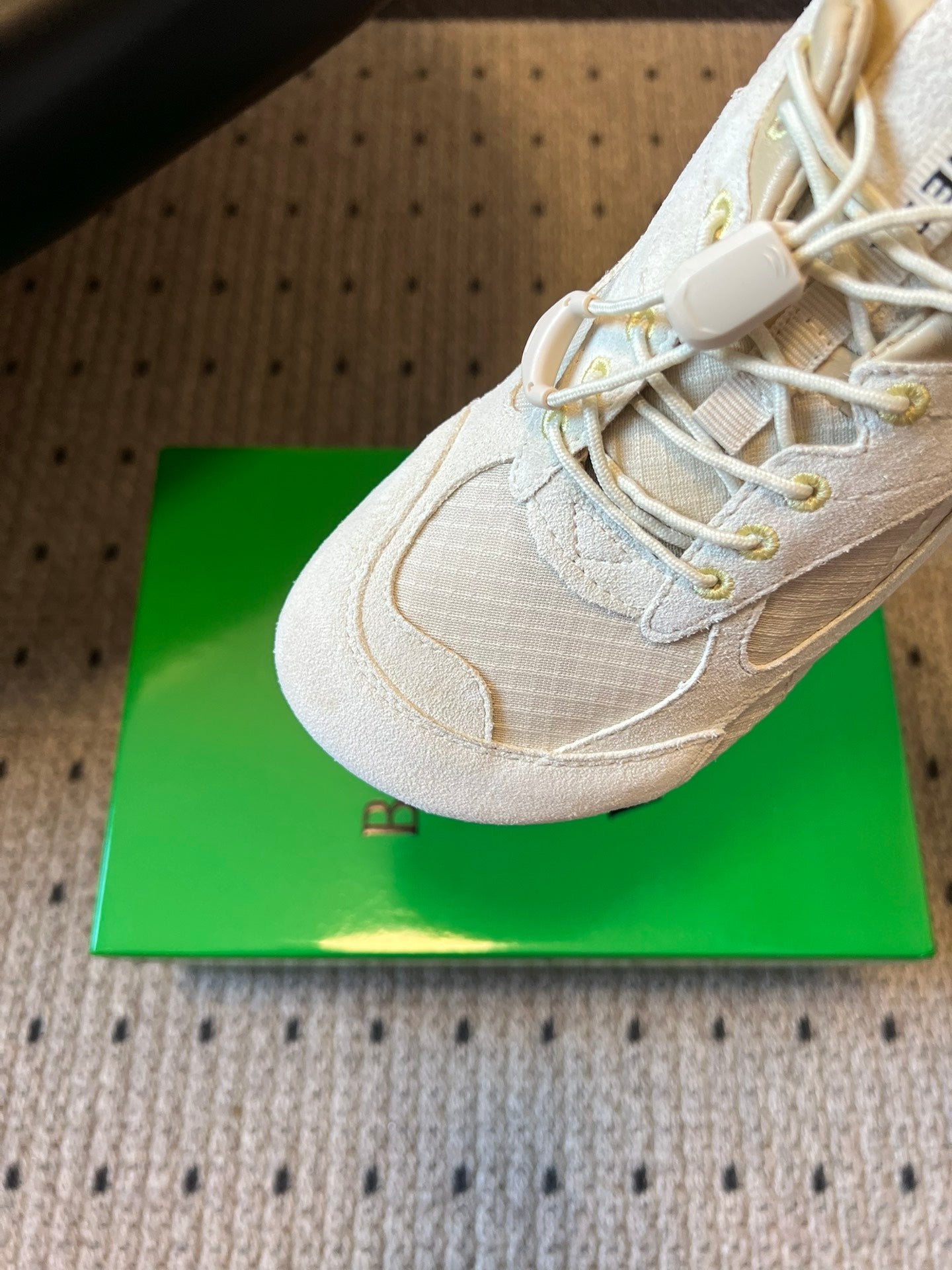 BOTTEGA VENETA 26S SNEAKERS IN CREAM WHITE SUEDE AND MESH FABRIC