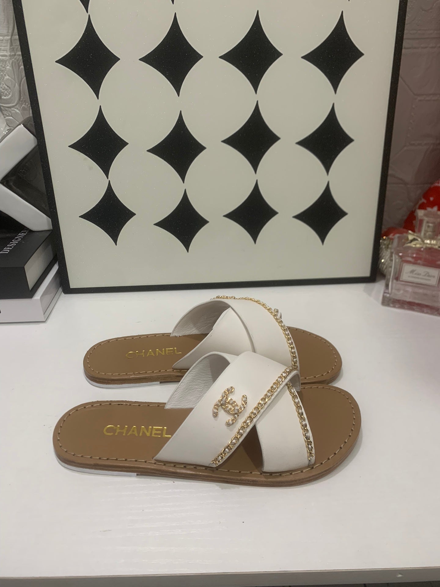 CHANEL 26S SANDALS IN WHITE CALFSKIN WITH DOUBLE C CHAIN DETAIL