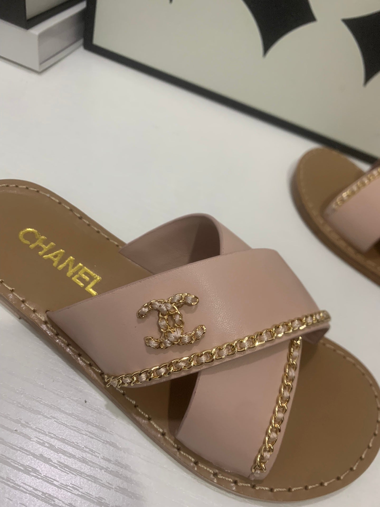 CHANEL 26S SANDALS IN TAUPE PINK CALFSKIN WITH DOUBLE C CHAIN DETAIL