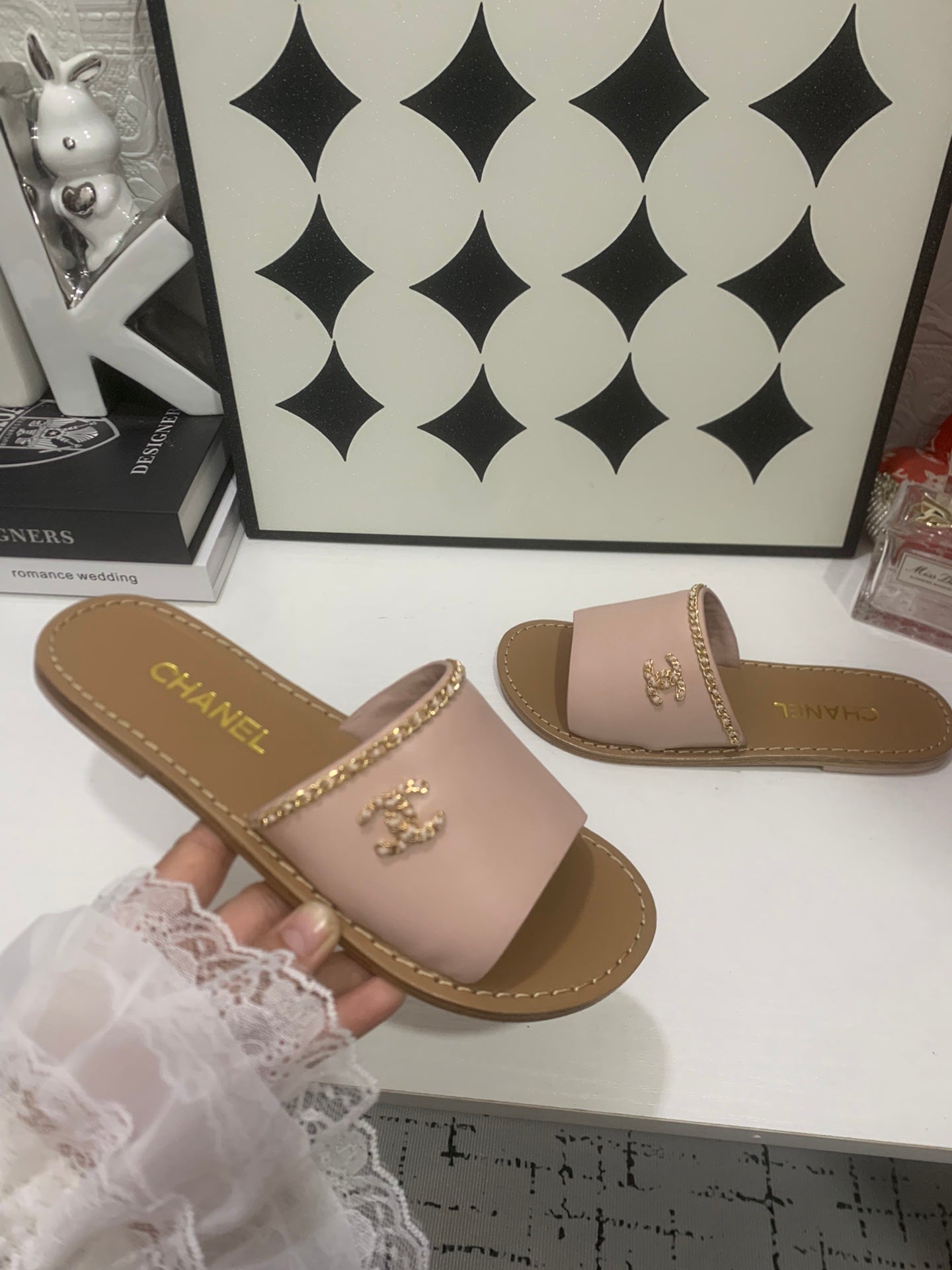 CHANEL 26S SANDALS IN TAUPE PINK CALFSKIN GOLD-TONE CHAIN DETAIL