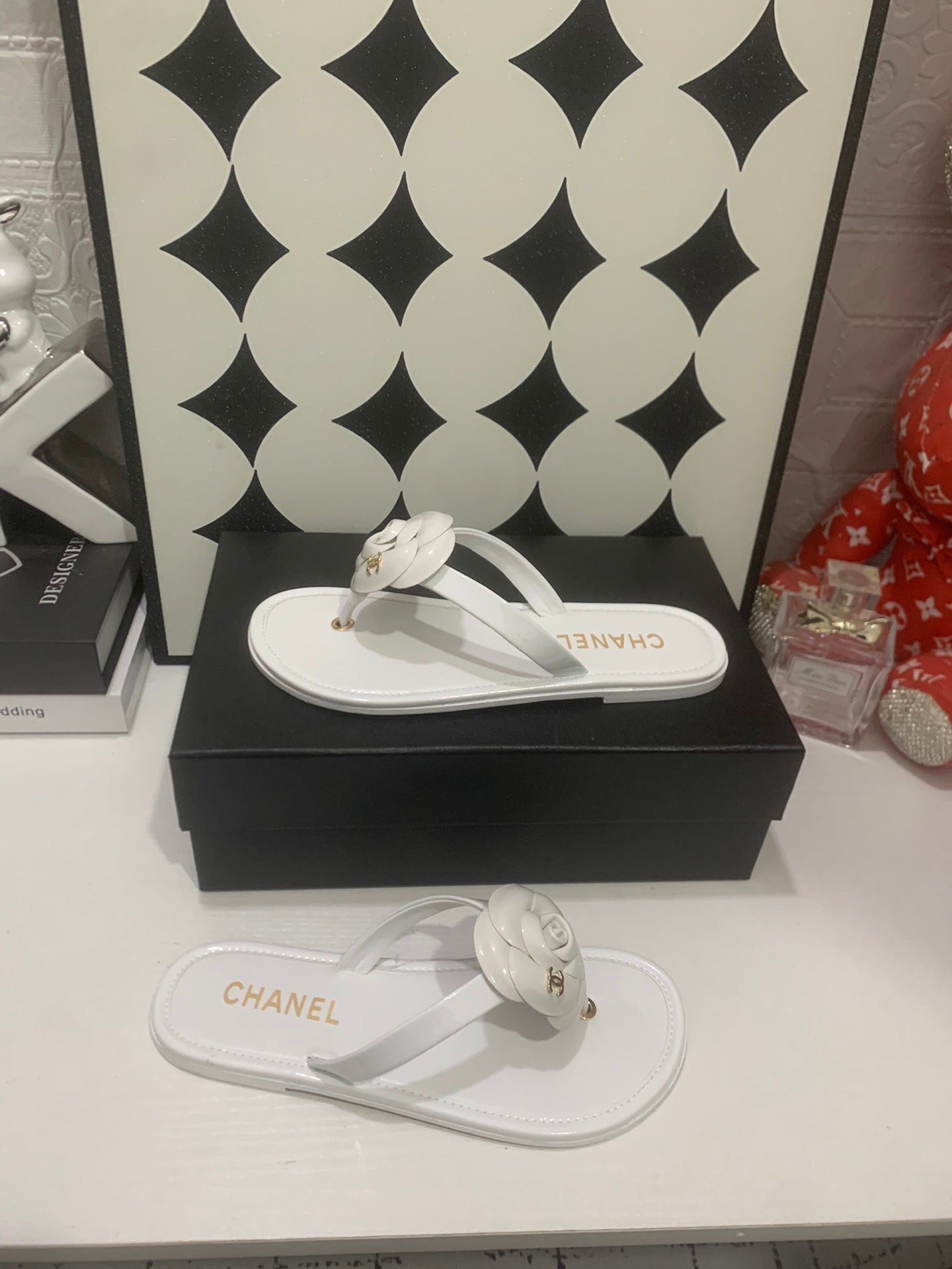 CHANEL 26S SANDALS IN BEIGE CALFSKIN GOLD-TONE CHAIN DETAIL