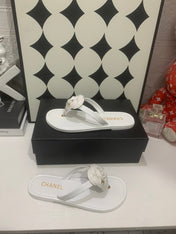 CHANEL 26S SANDALS IN BEIGE CALFSKIN GOLD-TONE CHAIN DETAIL