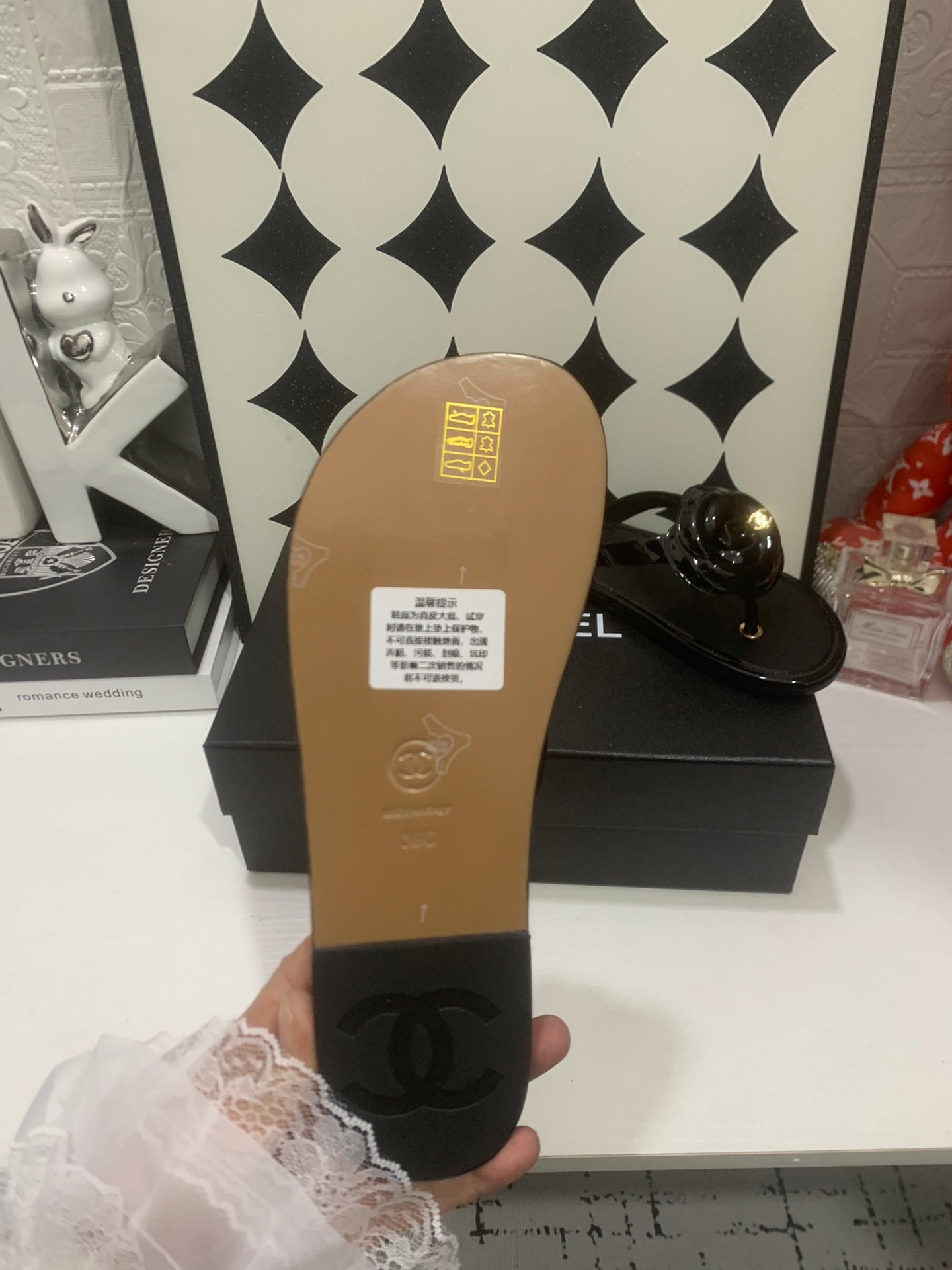 CHANEL 26S THONG SANDALS IN BLACK LAMBSKIN WITH FLORAL