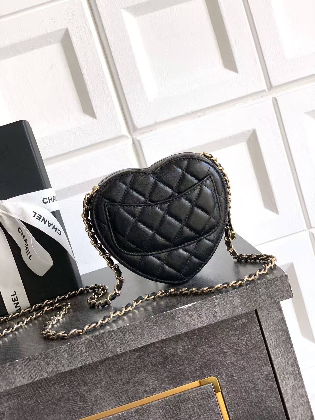 CC HEART QUILTED SHOULDER BAG 19 IN BLACK CALFSKIN TP3