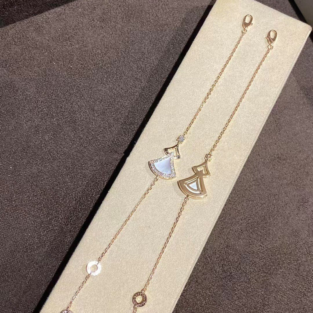bulgari-divas-dream-bracelet-rose-gold-with-mother-of-pearl-and-diamonds-ref-358684-coral-4_c645dbba-1c5b-4620-ad29-f14d9263a0a4.jpg