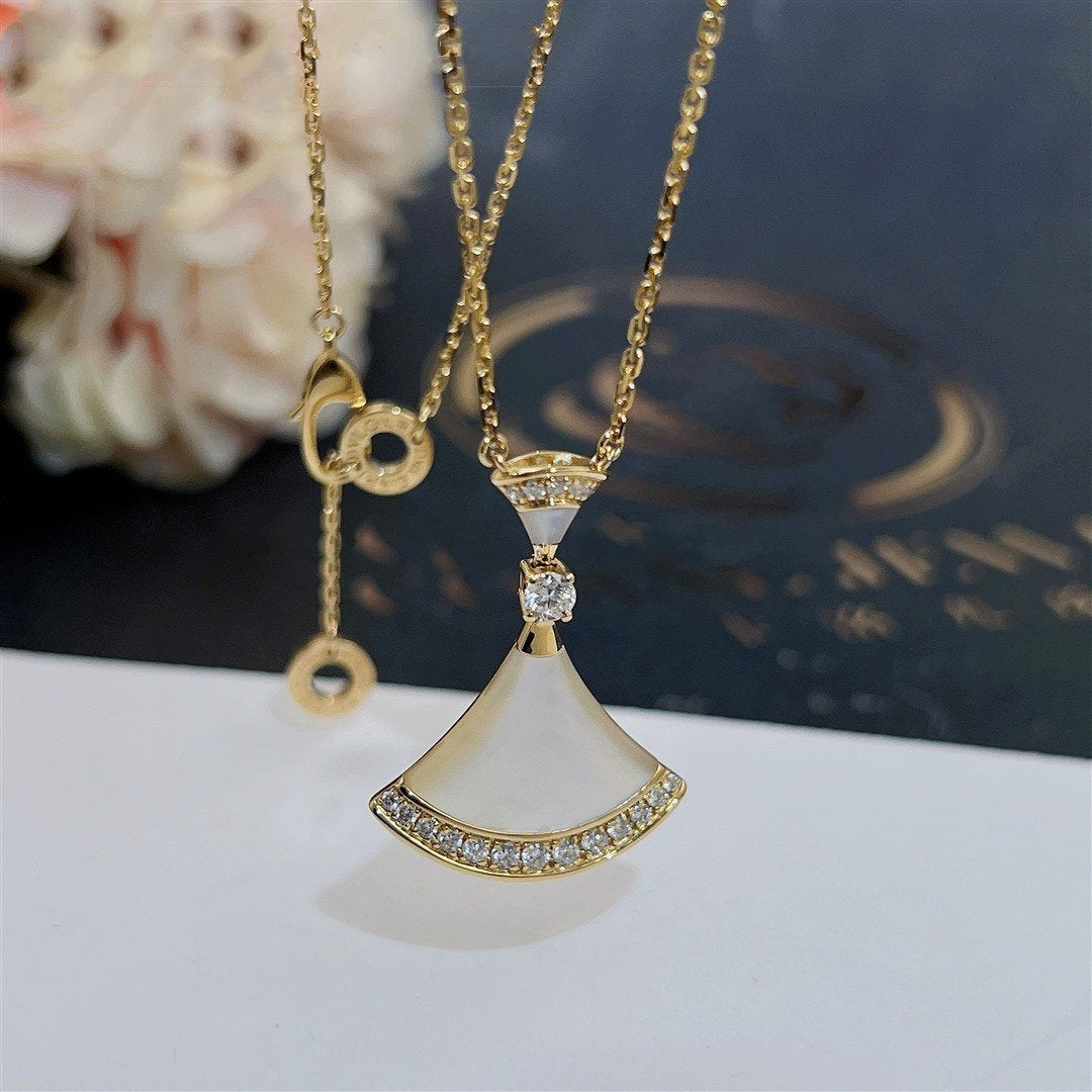 bulgari-divas-dream-necklace-yellow-gold-mother-of-pearl-and-diamonds-ref-356452-coral-1_9d412521-0d78-492a-b85e-af9e32e5421a.jpg