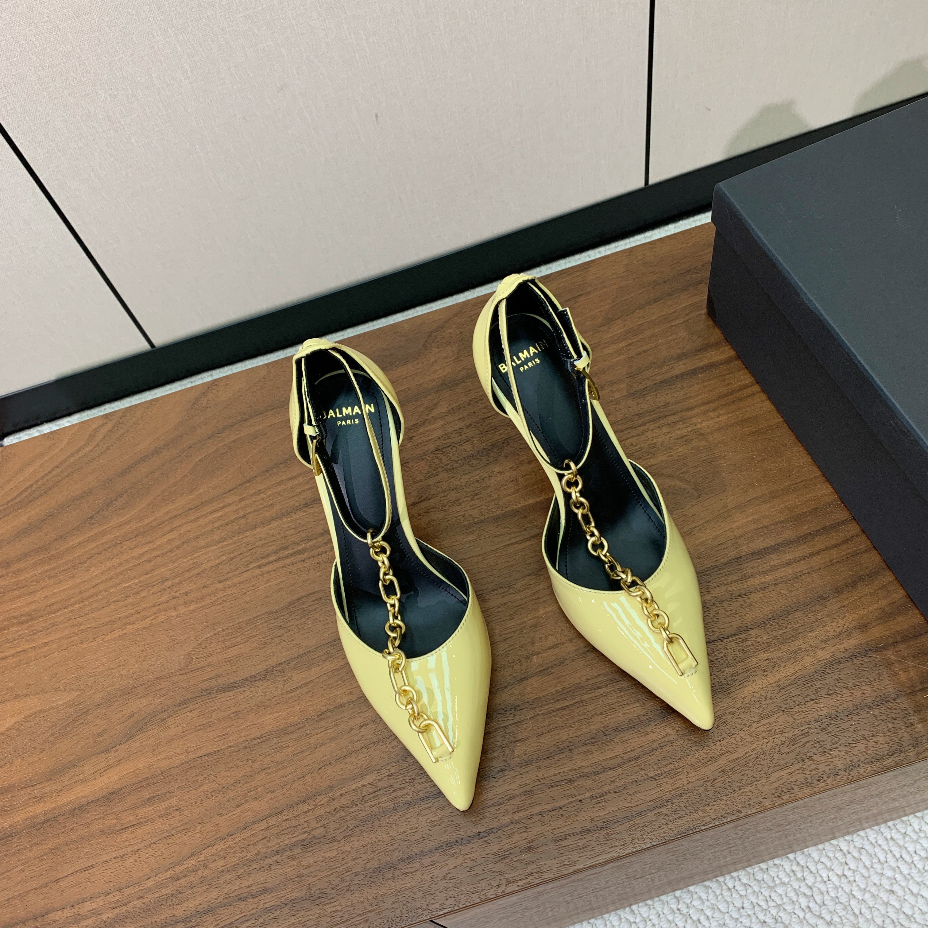 BALMAIN 26S CHAIN HIGH HEELS 95 MM IN PASTEL YELLOW PATENT CALFSKIN