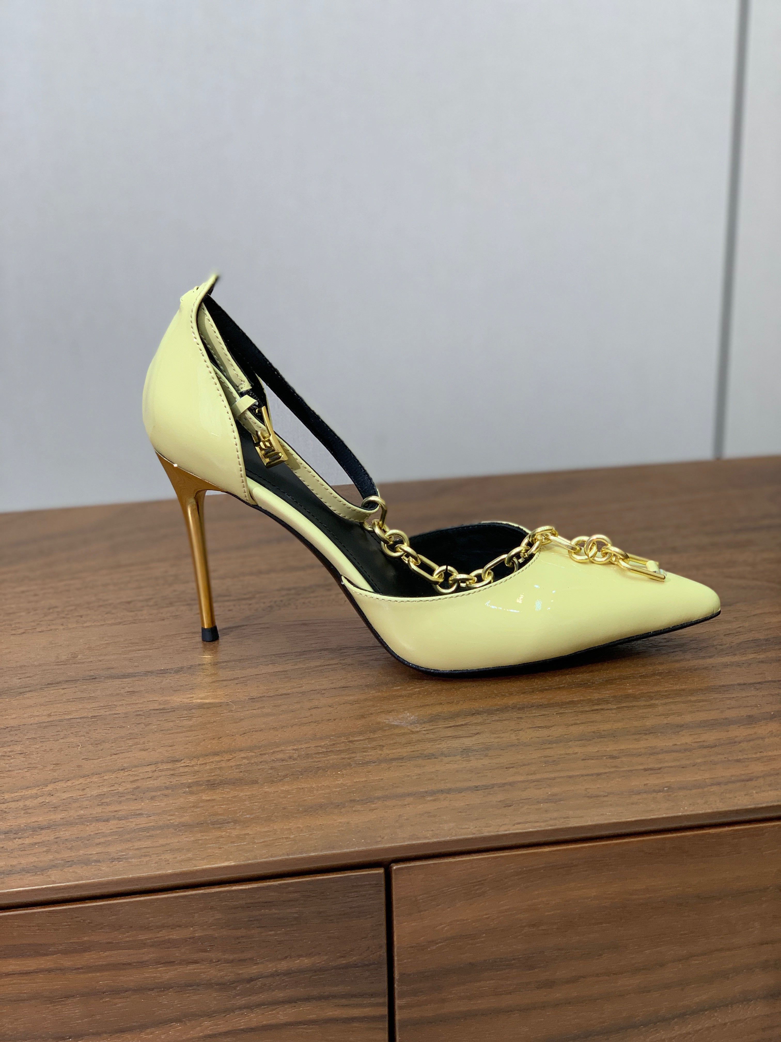 BALMAIN 26S CHAIN HIGH HEELS 95 MM IN PASTEL YELLOW PATENT CALFSKIN