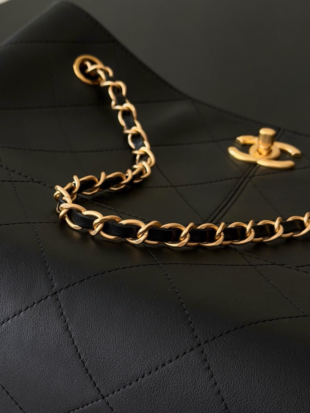 CHANEL 25S HOBO BAG 36 IN BLACK LAMBSKIN WITH GOLD HARDWARE