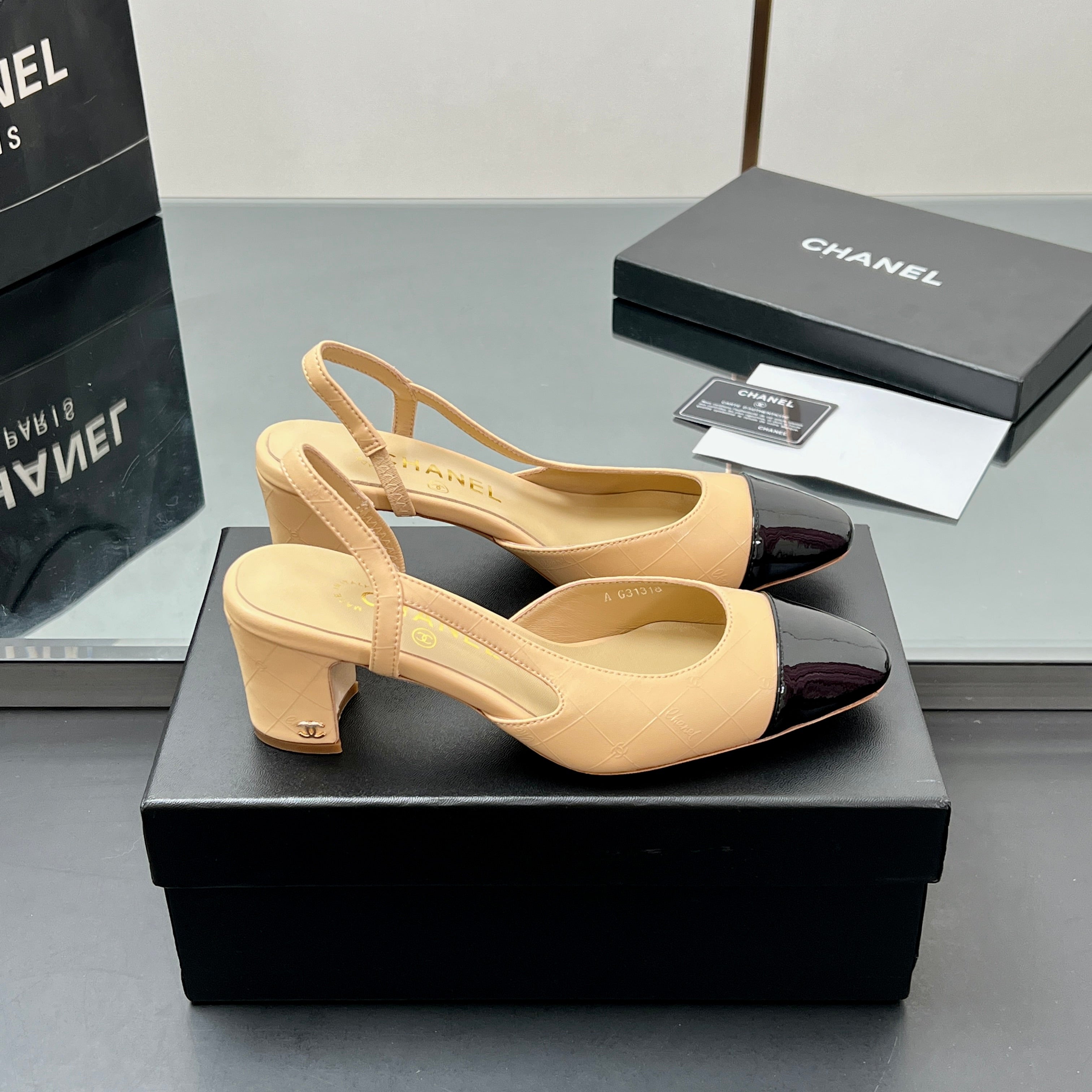 CC SLINGBACK 25S 65 MM IN BEIGE LAMBSKIN AND BLACK GLOSSY LEATHER WITH CHECK PATTERN
