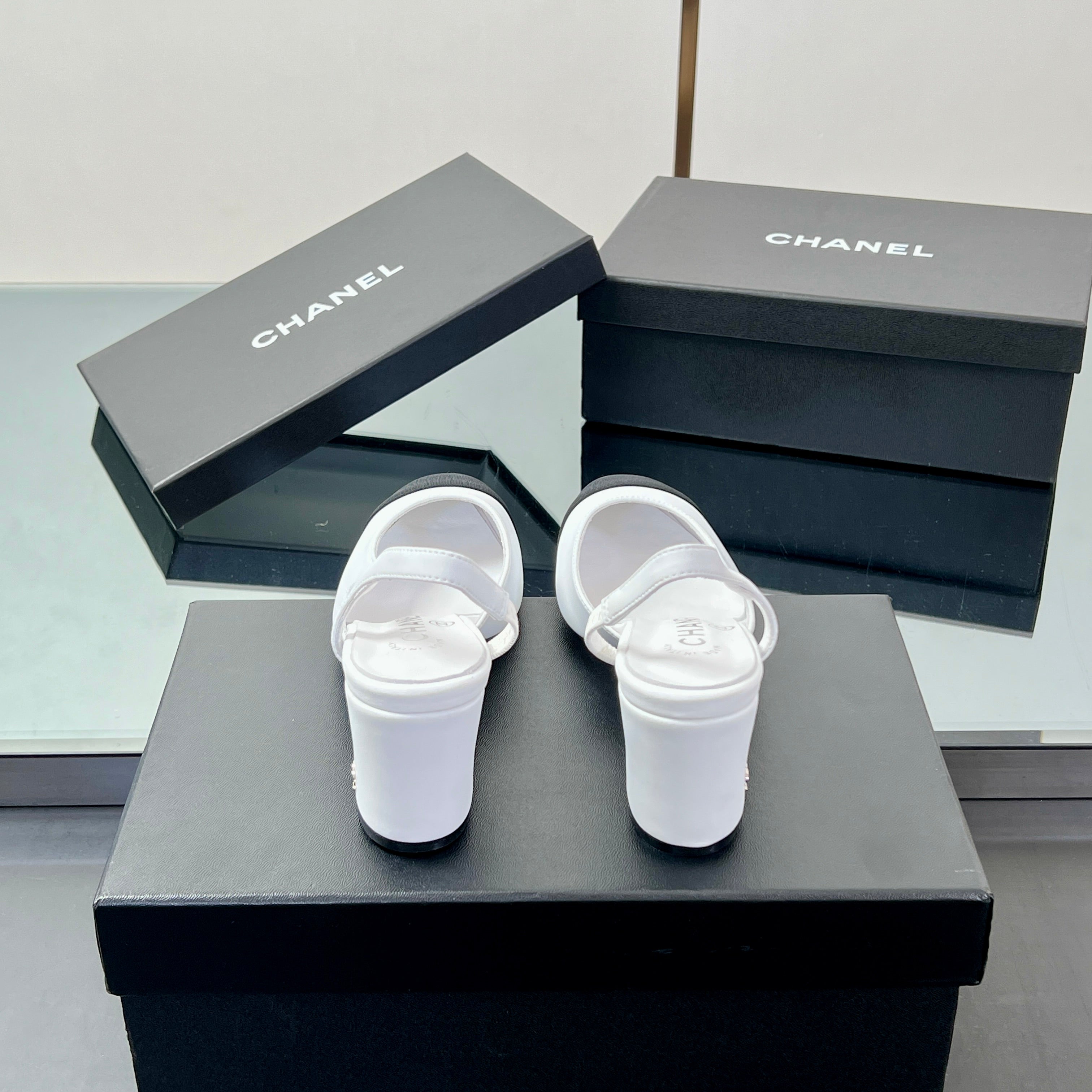 CC SLINGBACK 25S 65 MM IN WHITE LAMBSKIN AND BLACK FABRIC