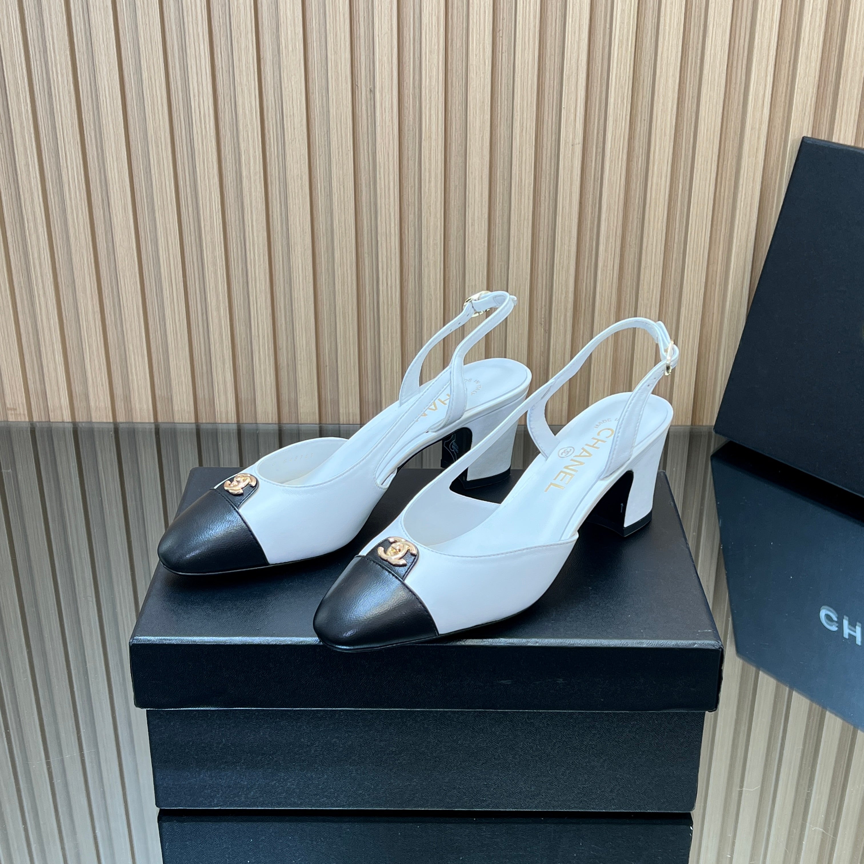 CHANEL 25S SLINGBACK SHOE LOGO 65MM IN WHITE CALFSKIN GOLD HARDWARE