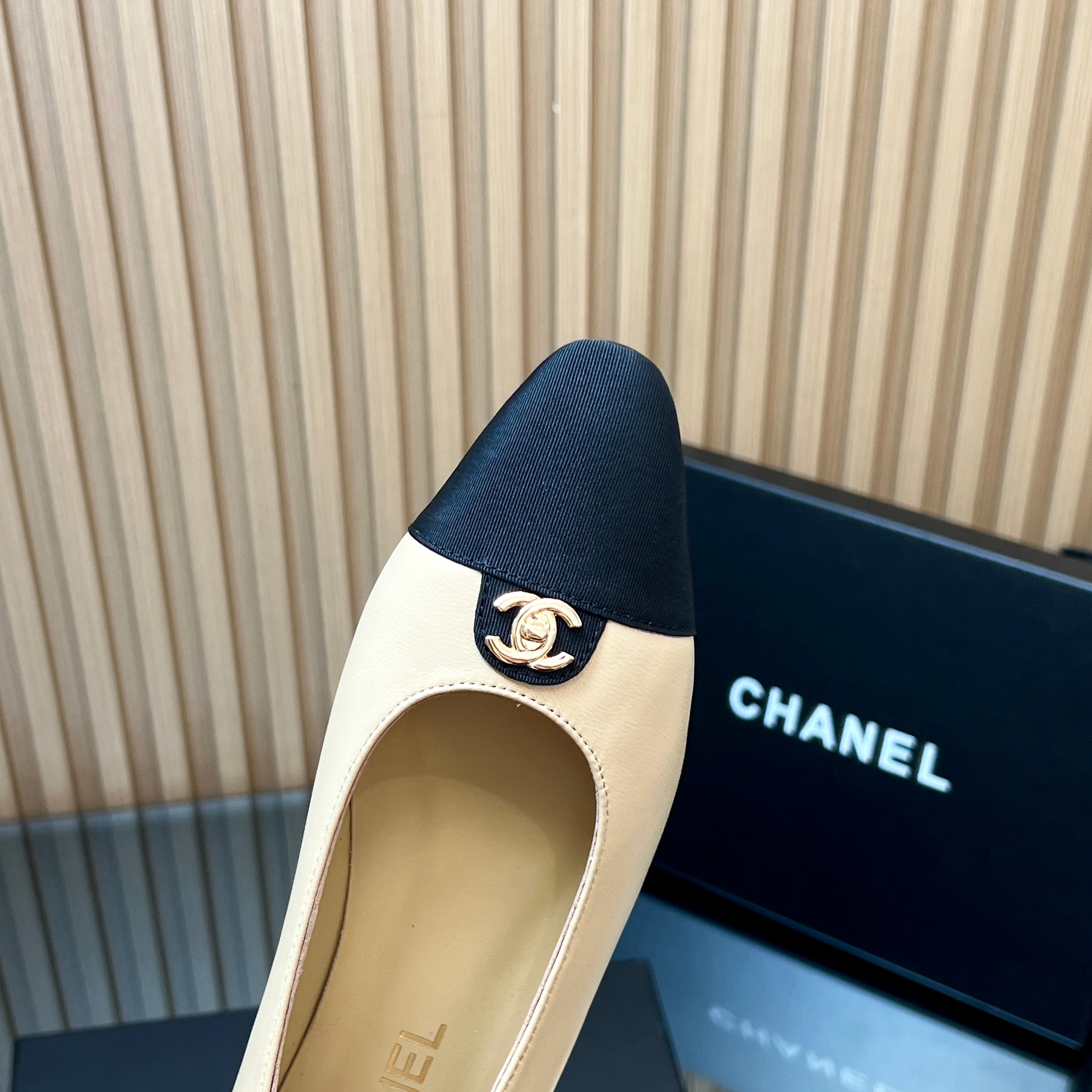 CHANEL 25S BALLET FLATS LOGO IN BEIGE CALFSKIN AND BLACK CANVAS GOLD HARDWARE