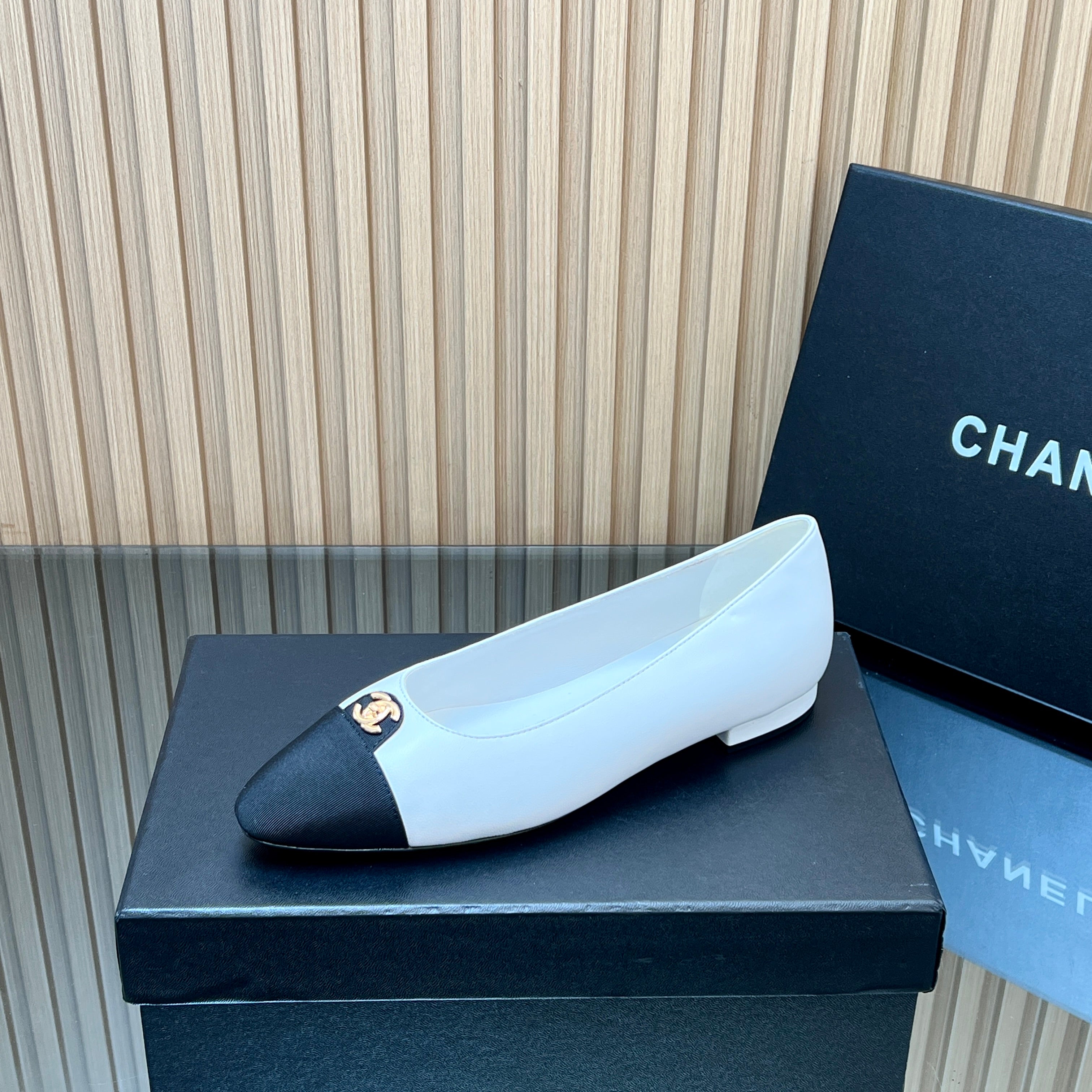 CHANEL 25S BALLET FLATS LOGO IN WHITE CALFSKIN AND BLACK CANVAS GOLD HARDWARE