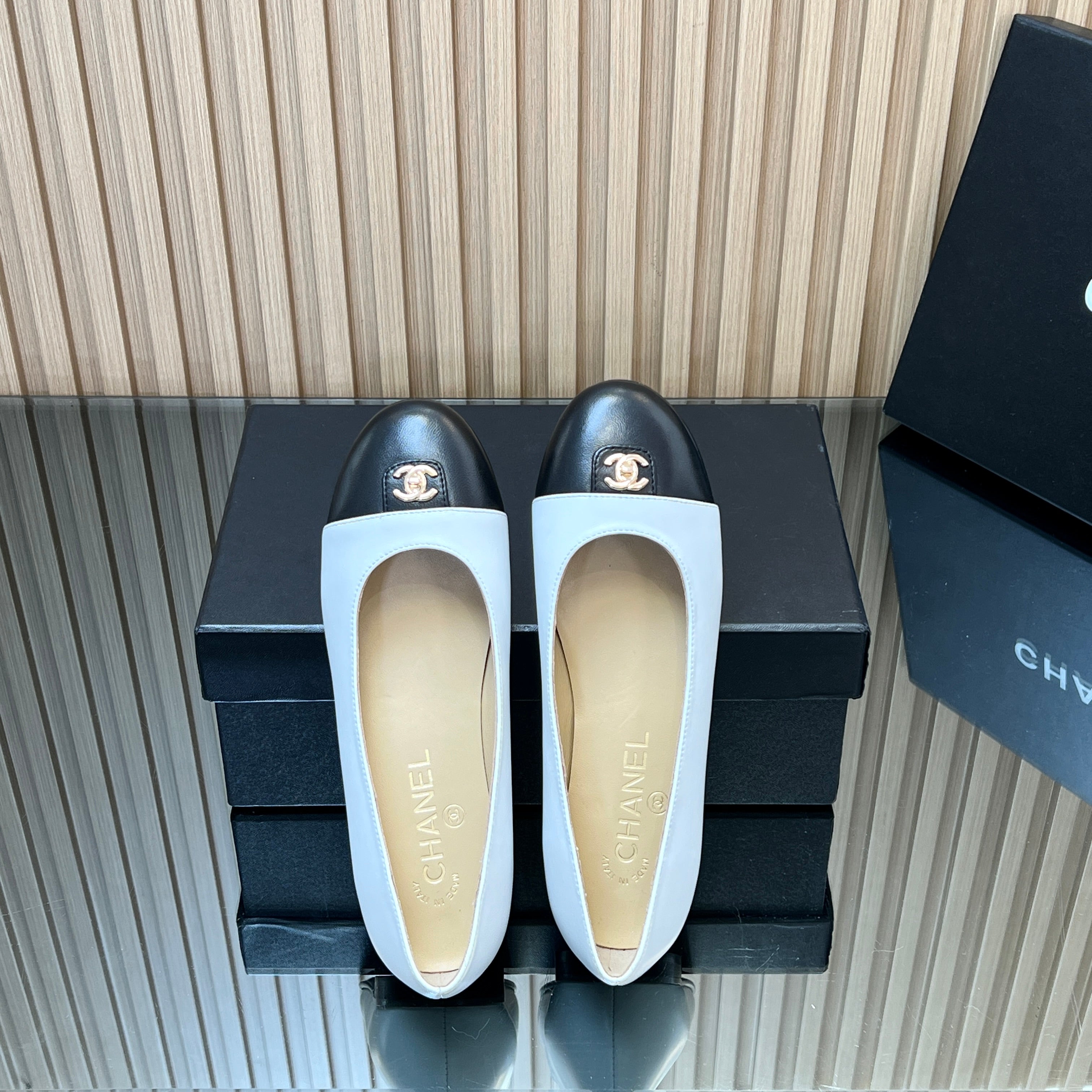 CHANEL 25S BALLET FLATS IN WHITE AND BLACK LAMBSKIN GOLD HARDWARE