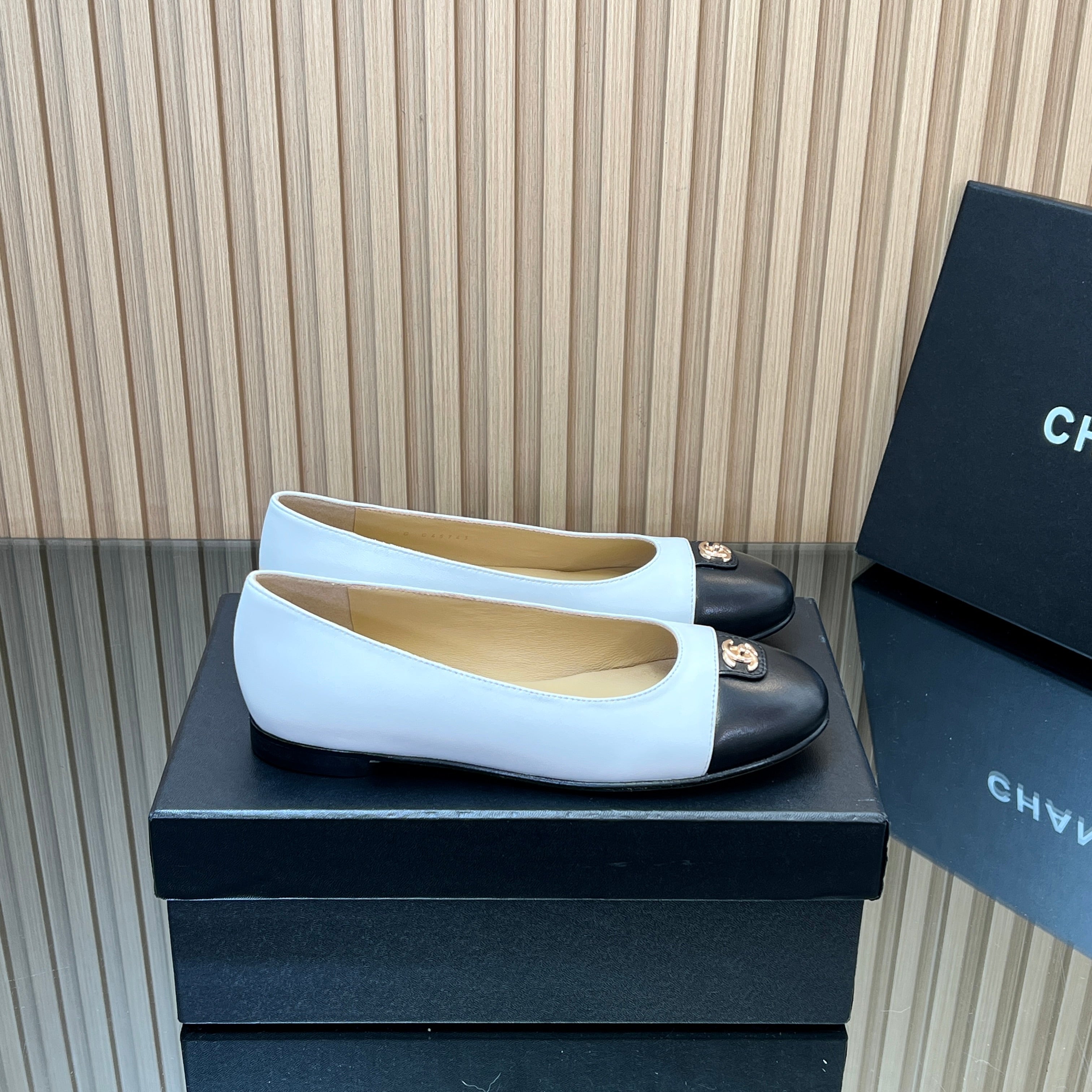CHANEL 25S BALLET FLATS IN WHITE AND BLACK LAMBSKIN GOLD HARDWARE