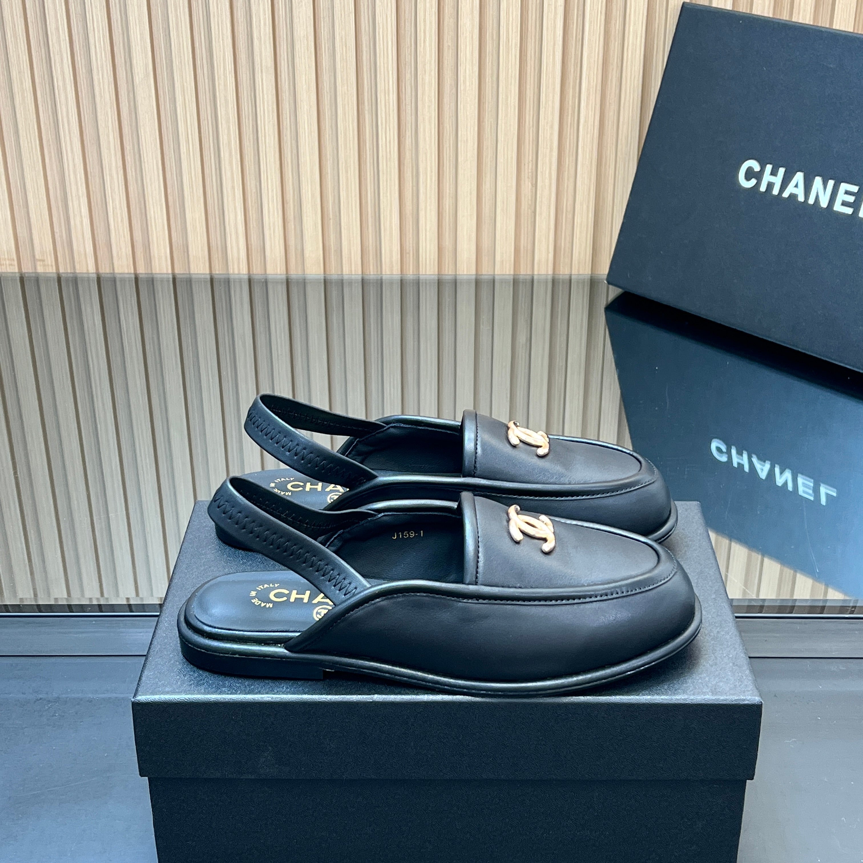CHANEL 25S BACK STRAP MULE 15MM IN BLACK CALFSKIN GOLD HARDWARE