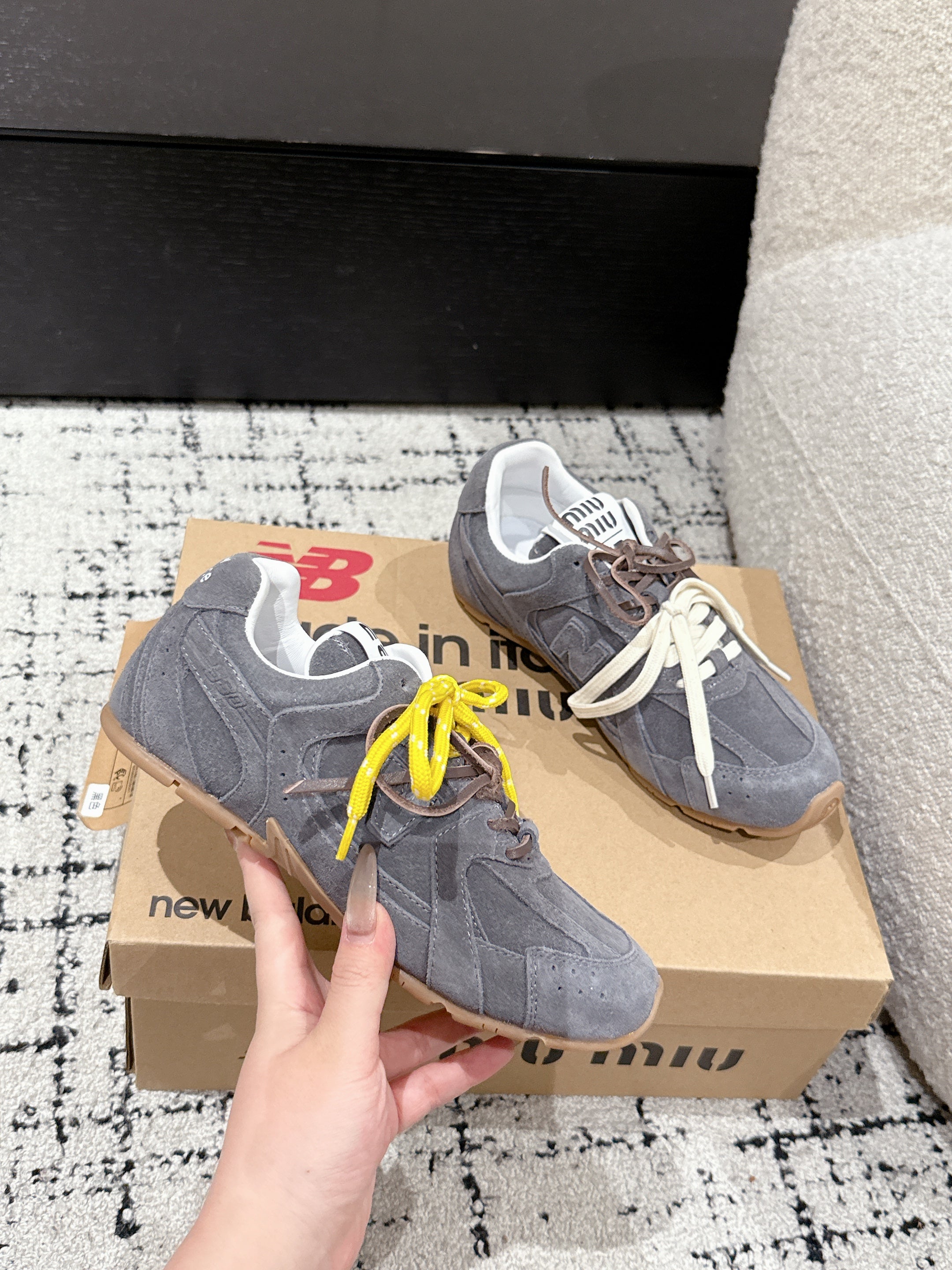 MM x NB SNEAKER IN GREY SUEDE