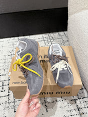 MM x NB SNEAKER IN GREY SUEDE