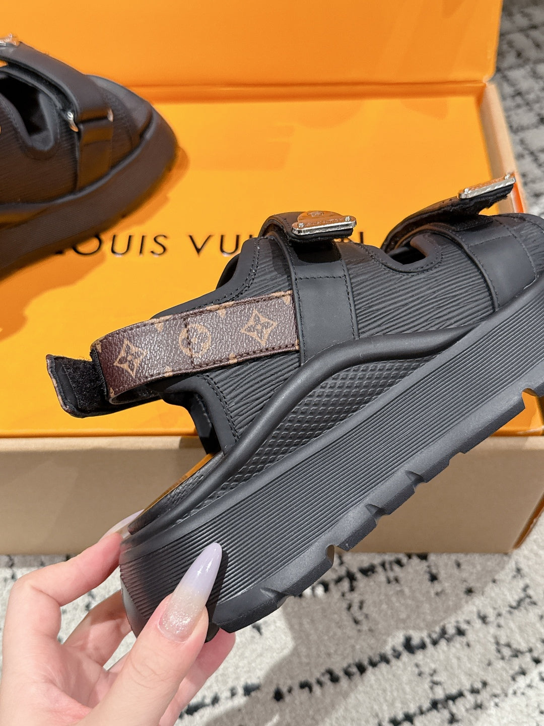 LV WEDGE SANDALS 25S 55 MM IN BLACK CALFSKIN