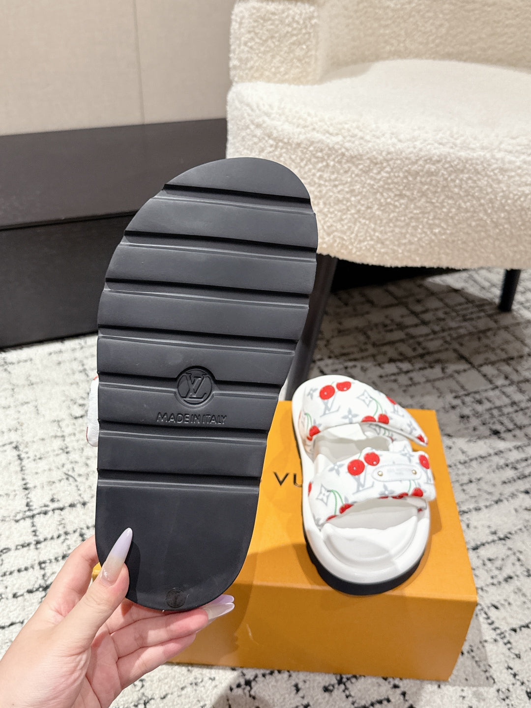 LV TWO-STRAP SLIDES 25S IN WHITE FABRIC AND CALFSKIN