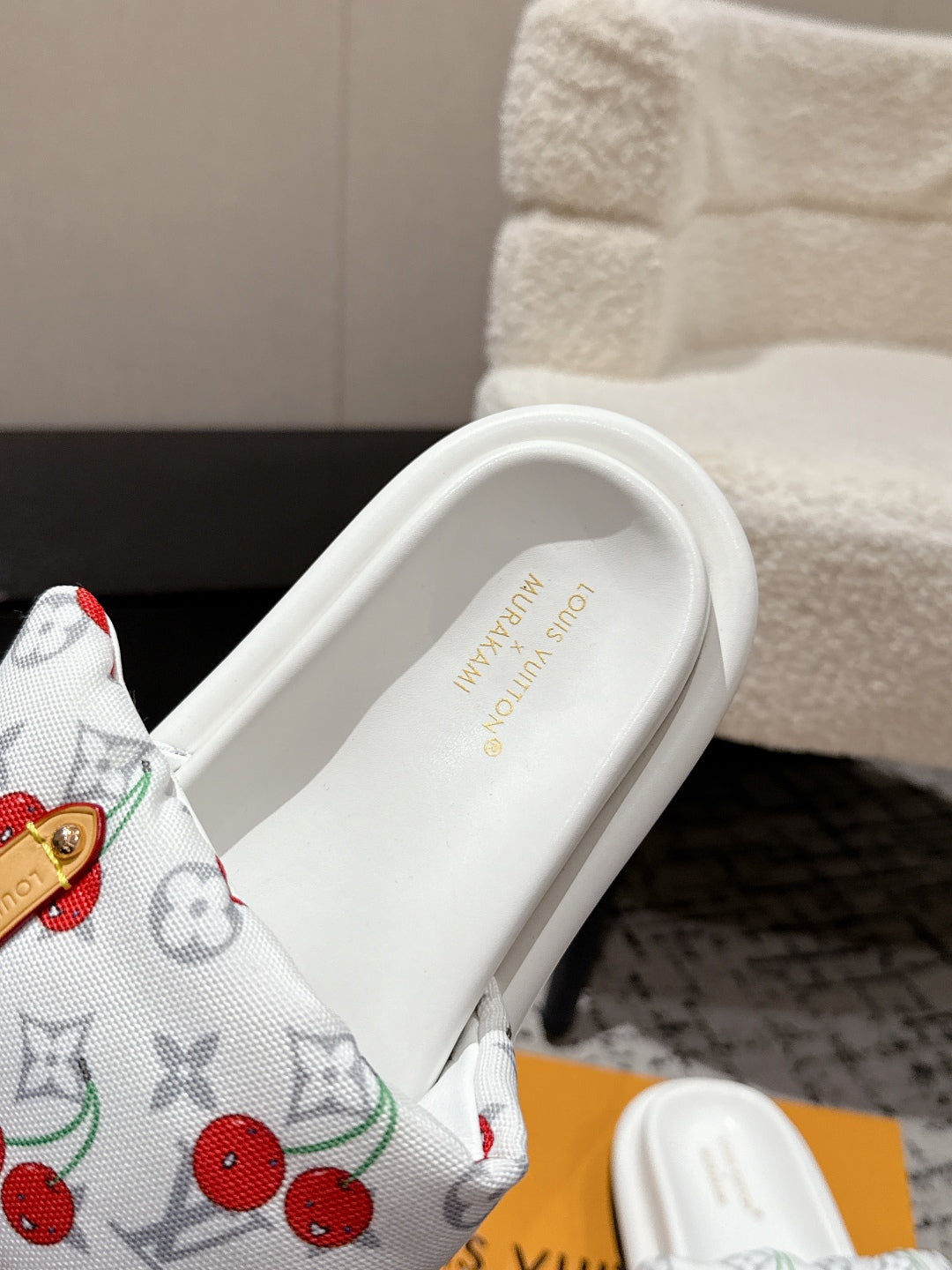 LV MIAMI-STYLE SANDALS 25S IN WHITE FABRIC AND CALFSKIN